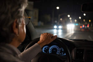 Por que dirigir à noite fica mais difícil com o passar do tempo