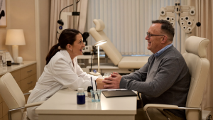 Médica oftalmologista conversando com paciente sobre o momento certo de operar a catarata
